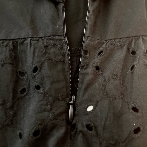 Who What Wear - sleeveless top with eyelet Size Medium. - Picture 7 of 9